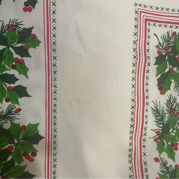 Vintage Christmas tablecloth 58” x 86” holly red & green - Picture 6 of 8